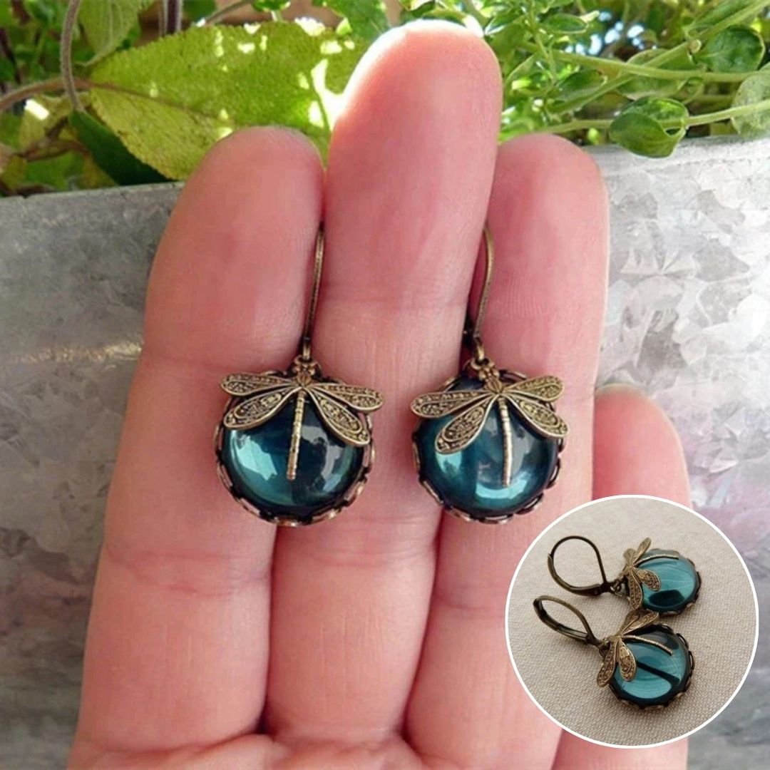 Beautiful Vintage Dragonfly Necklace with Bonus Earrings Ã¢â‚¬â€œ Limited Time Offer
